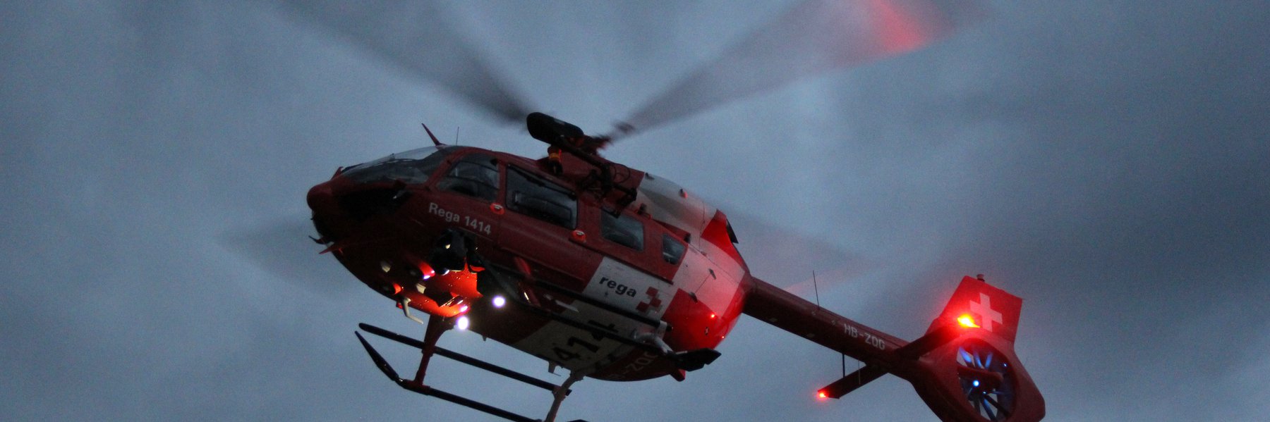 Avec son phare lumineux surpuissant, le H145 effectue des recherches nocturnes