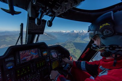 Blick aus dem Cockpit des Suchhelikopters im Flug über einen See