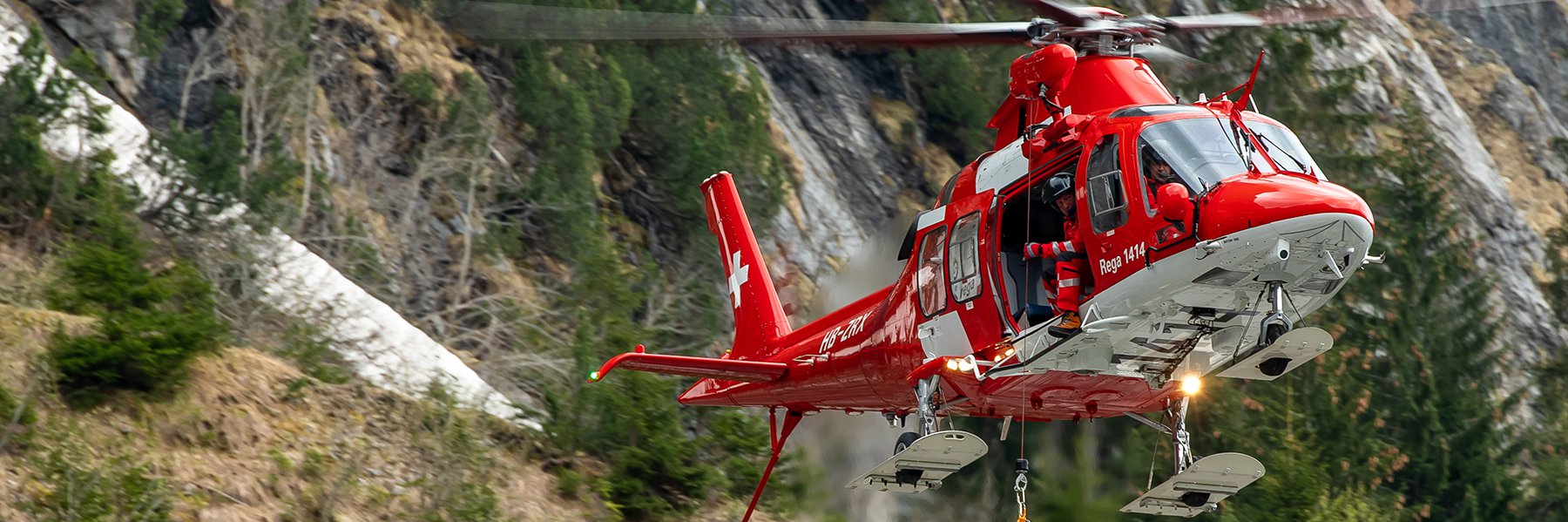 Rettungshelikopter AgustaWestland Da Vinci bei Einsatz mit der Rettungswinde