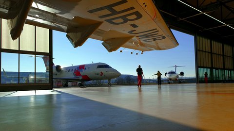 Un avion-ambulance entre dans le hangar