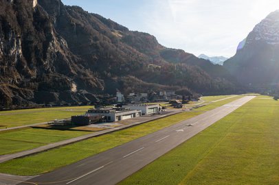 Sicht auf Flugplatz Mollis im Kanton Glarus mit der Rega-Basis