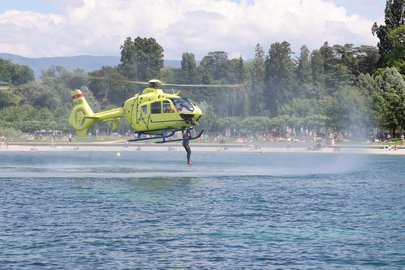 Der Genfer Rettungshelikopter bei einer Wasserrettungsübung 