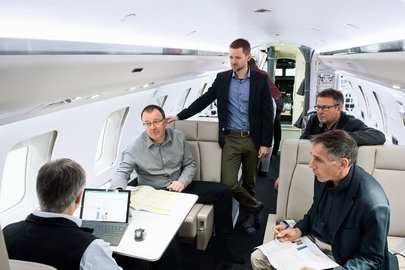 Abnahme der Innenausstattung: Das Rega-Projektteam kontrolliert jedes noch so kleine Detail im neuen Jet. 