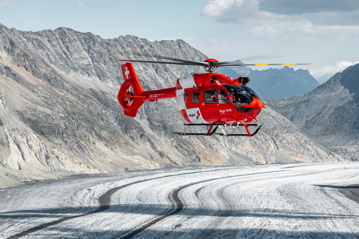 Un hélicoptère de la Rega près du glacier d'Aletsch