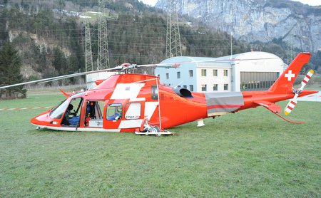 Der Rega-Helikopter nach einer harten Landung vor der Basis in Erstfeld.
