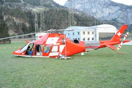 Der Rega-Helikopter nach einer harten Landung vor der Basis in Erstfeld.