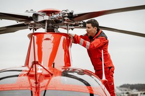 Mécanicien aéronautique au travail