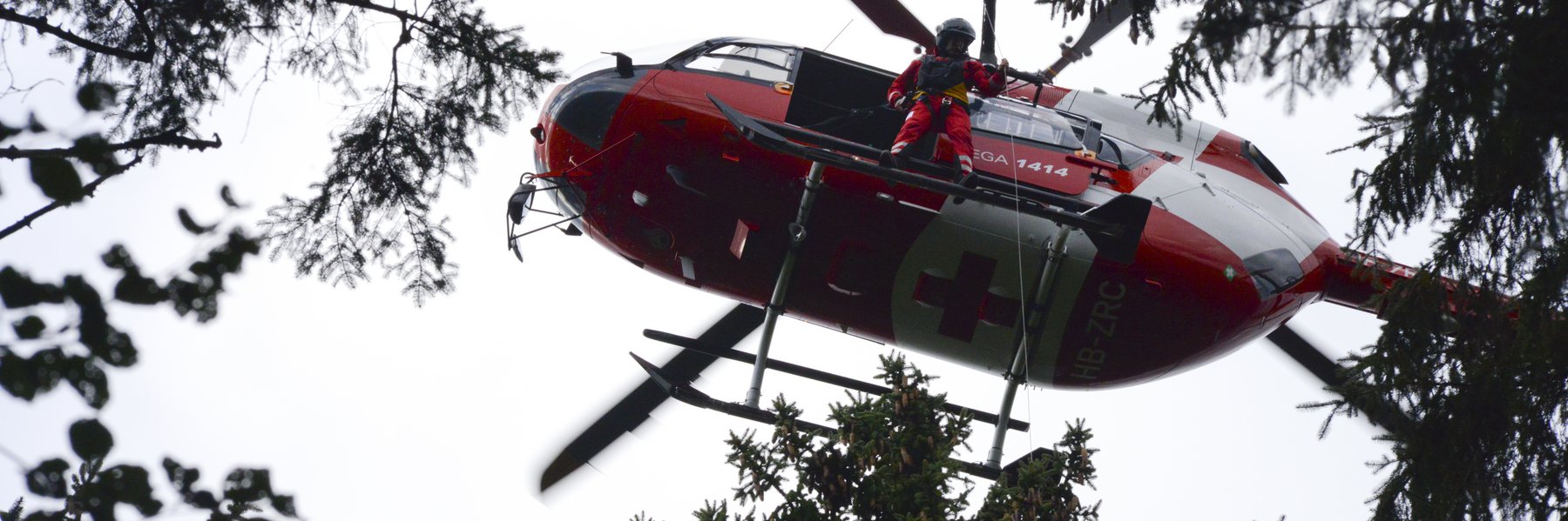 Treuillage au-dessus des arbres pour un vélo-deltiste accidenté