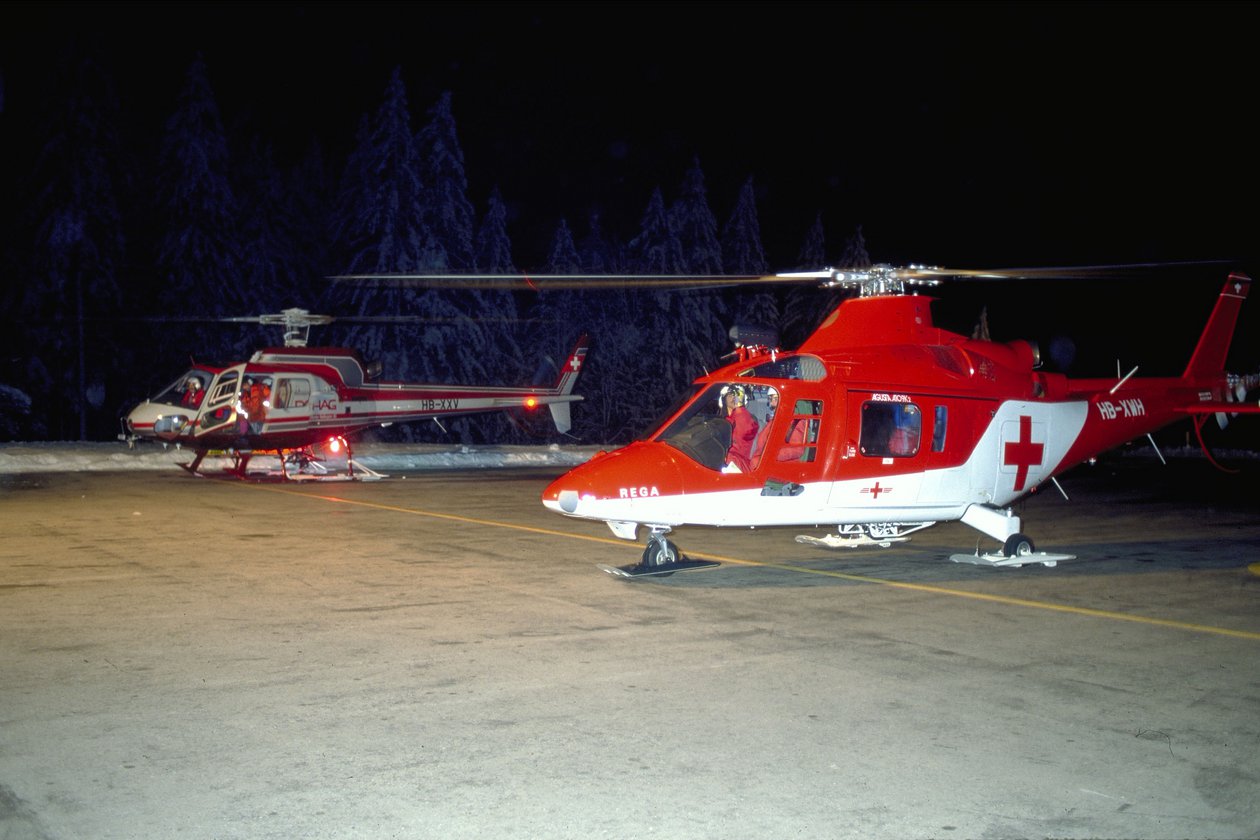 Agusta A109 K2 bei Nacht auf dem Helipad