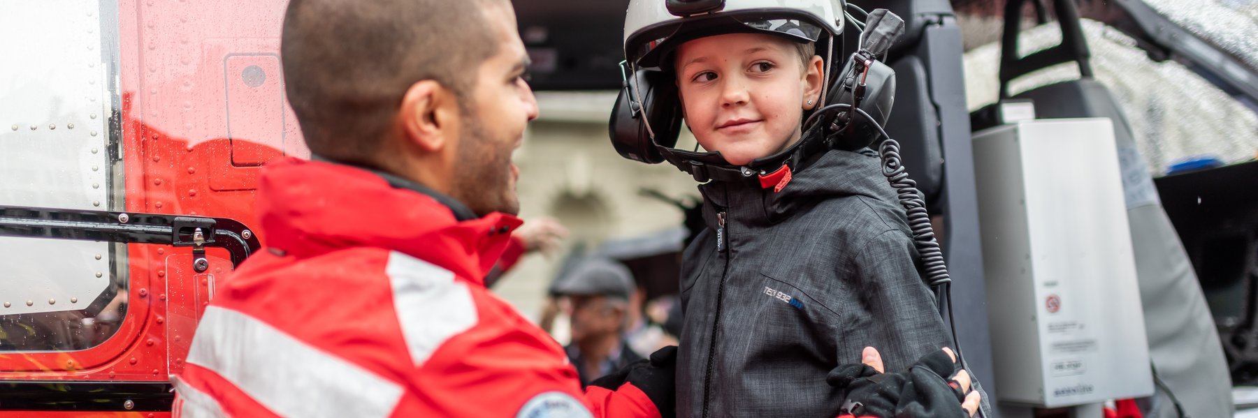 Kind mit Helm in Heli