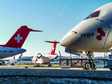 Ambulanzjet zwischen anderen Flugzeugen