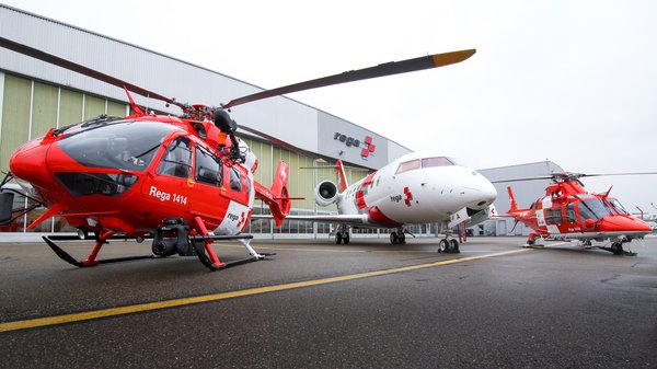 H145, AW109, Challenger 360 devant le hangar du centre Rega