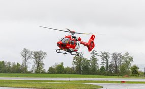 Rettungshelikopter vor einem grauen Himmel