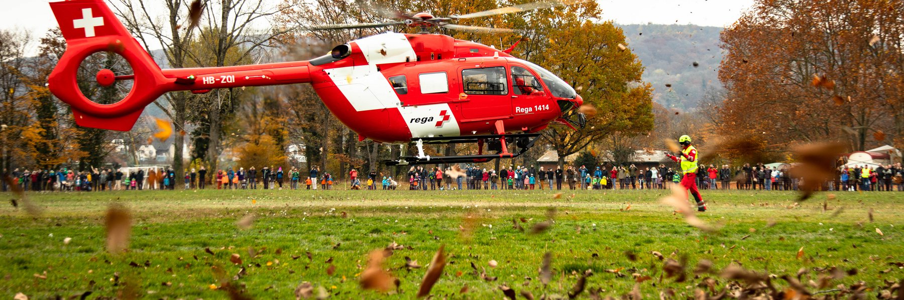 Der neue Rega-Helikopter landet am Rhein