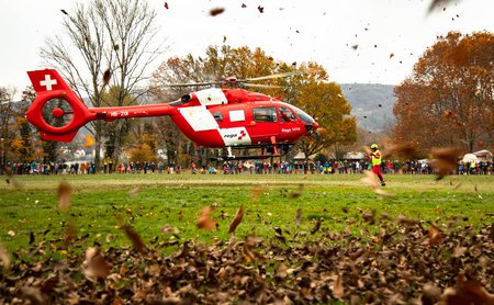 Le nouvel hélicoptère de la Rega atterrit sur le Rhin