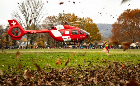 Der neue Rega-Helikopter landet am Rhein