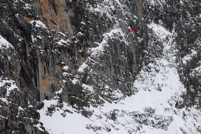Helikopter schwebt vor der Eigernordwand