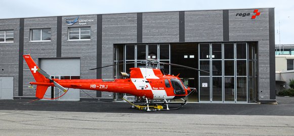 Hélicoptère d'entraînement H125 devant la base d'entraînement de Grenchen