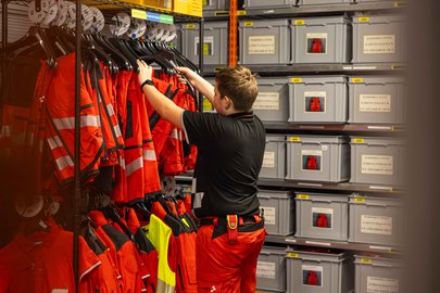 Logistiker sortiert Jacken