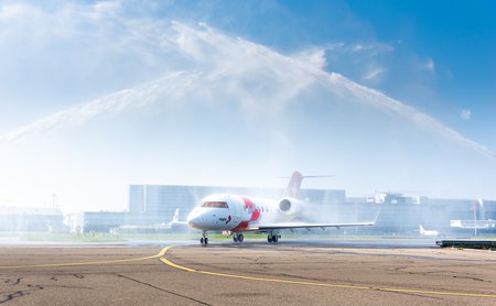 Wasserbogen als Willkommensgruss für den neuen Jet