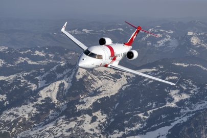 Ambulanzjet der Rega über den Schweizer Bergen