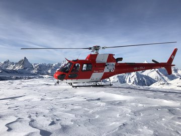 L'H125 su un campo innevato.