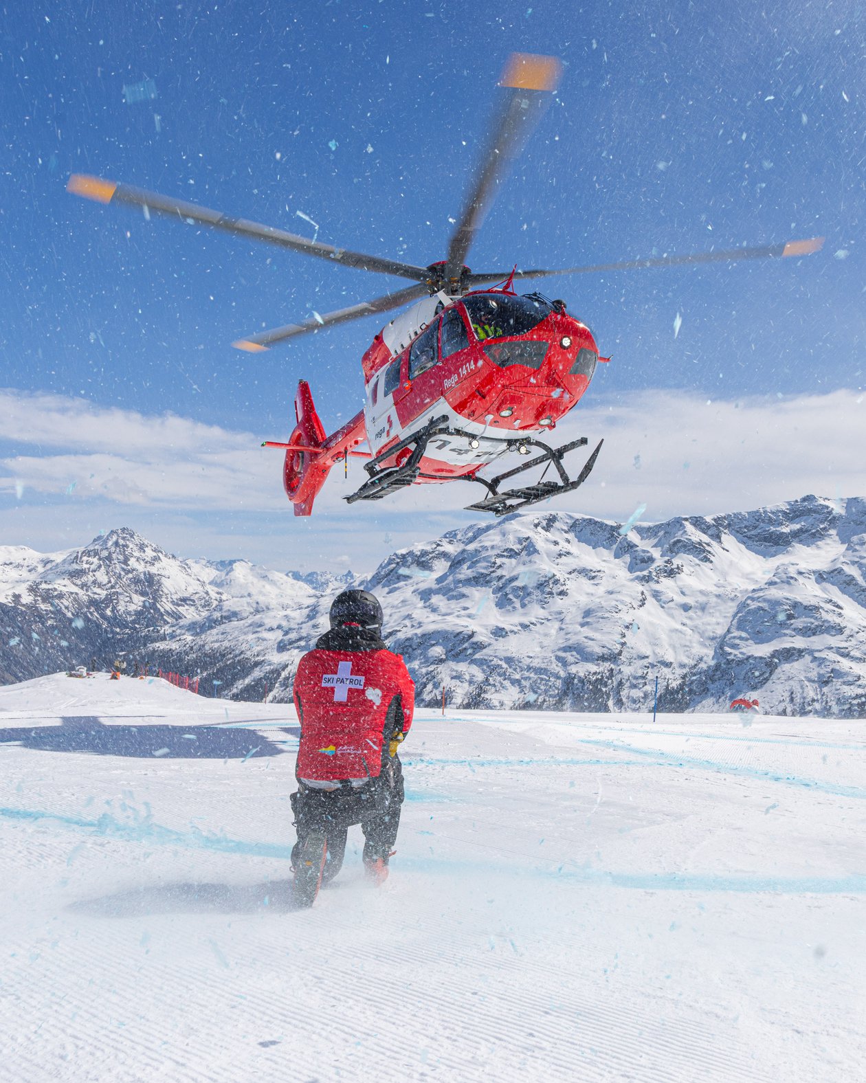 Landung des Rettungshelikopters vor einem Pistenpatrouilleur