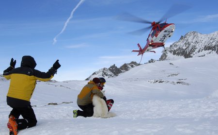 Ein Bergretter des Schweizer Alpen-Club SAC weist den Rega-Helikopter ein.