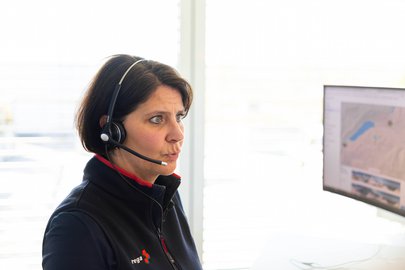 Véronique Sax en conversation lors d'un appel d'urgence, elle porte un casque.