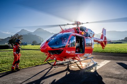 Ein Rettungssanitäter ist neben einem Rettungshelikopter. 