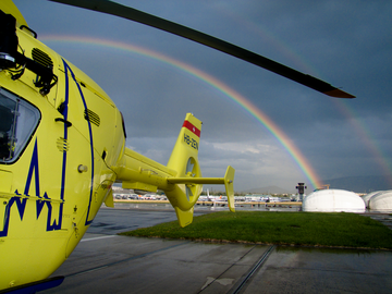 EC135 con un arcobaleno