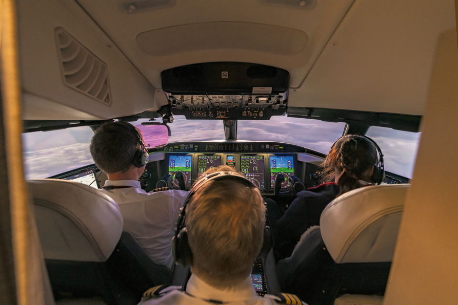 Blick ins Cockpit eines Rega-Jets während des Fluges.