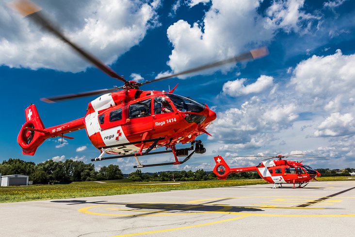 Der erste von sechs H145 startet zu seinem Überflug in die Schweiz