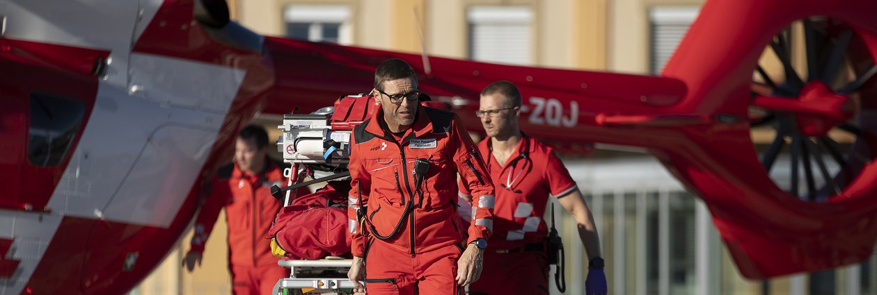 L'équipage de la Rega devant l'hélicoptère