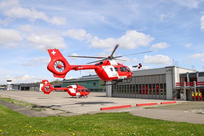 Der neue Rega-Helikopter im Anflug auf die Basis Bern.