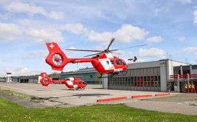 Der neue Rega-Helikopter im Anflug auf die Basis Bern.