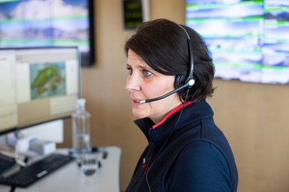 Véronique Sax avec son casque lors d'un appel d'urgence.