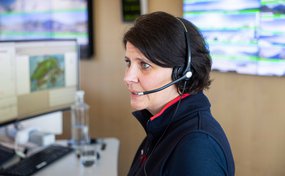 Véronique Sax avec son casque lors d'un appel d'urgence.