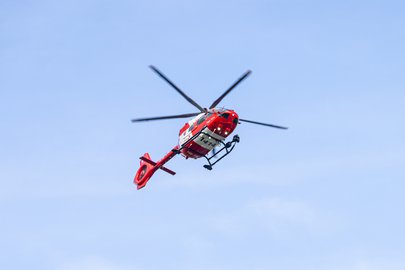 Ein Rega-Rettungshelikopter mit der Kennung HB-TIK in der Luft.