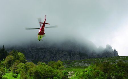 Bei zunehmendem Nebel fliegt der Rega-Helikopter so nah an die Unfallstelle wie möglich. (Symbolbild)