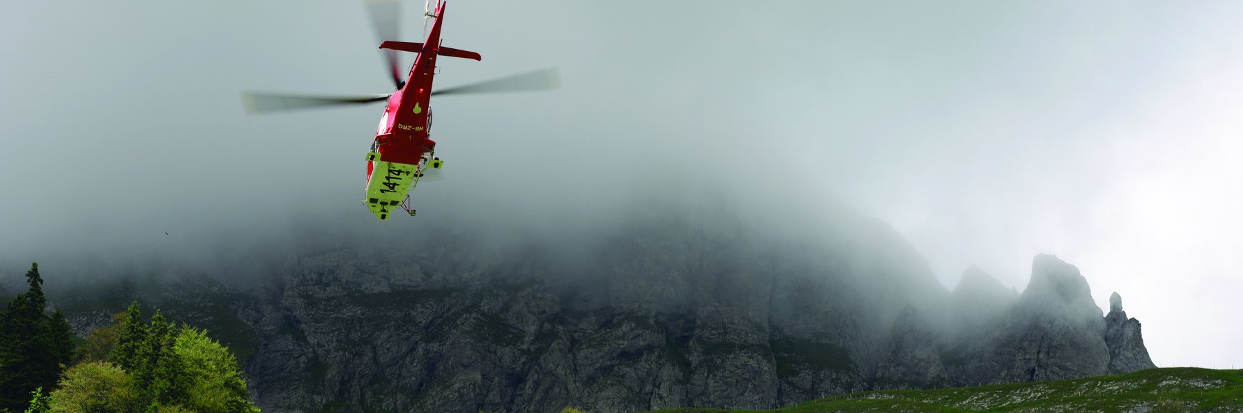 Bei zunehmendem Nebel fliegt der Rega-Helikopter so nah an die Unfallstelle wie möglich. (Symbolbild)