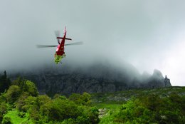 Bei zunehmendem Nebel fliegt der Rega-Helikopter so nah an die Unfallstelle wie möglich. (Symbolbild)