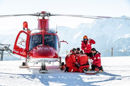 Télécharger la photo soins aux patients sur les pistes de ski