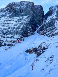 Mittagschrinne (BE): Zwei Rega-Helikopter bei der parallelen Aktion mit der Rettungswinde