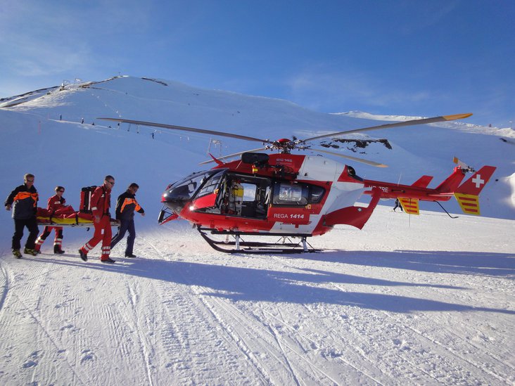 Rega Helikopter auf Skipiste