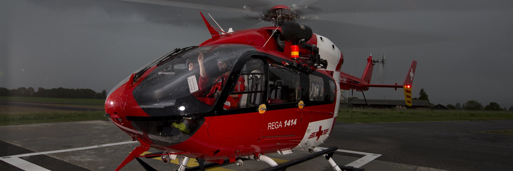 Vol aux instruments : la Rega transporte un patient de nuit à l’Hôpital de l’Île à Berne malgré une mauvaise visibilité.