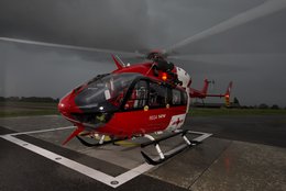 Vol aux instruments : la Rega transporte un patient de nuit à l’Hôpital de l’Île à Berne malgré une mauvaise visibilité.