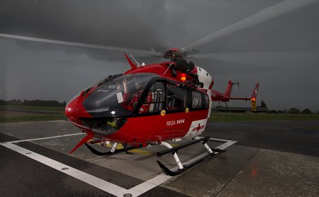 Vol aux instruments : la Rega transporte un patient de nuit à l’Hôpital de l’Île à Berne malgré une mauvaise visibilité.