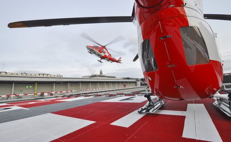 Helikopter auf Landeplatz