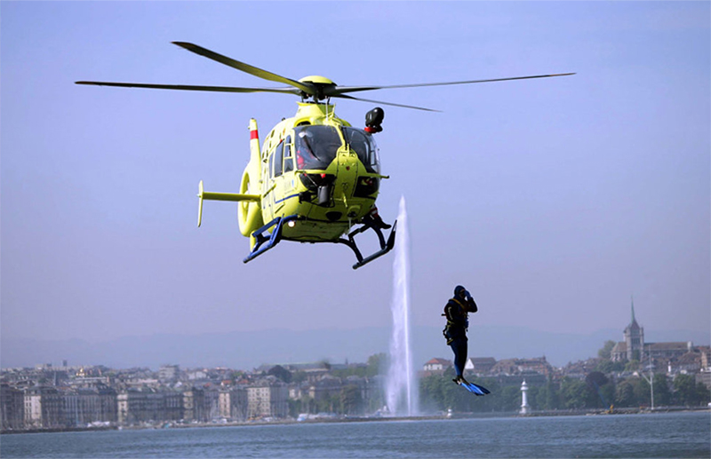 Der Genfer Rettungshelikopter anlässlich einer Übung mit der Seepolizei